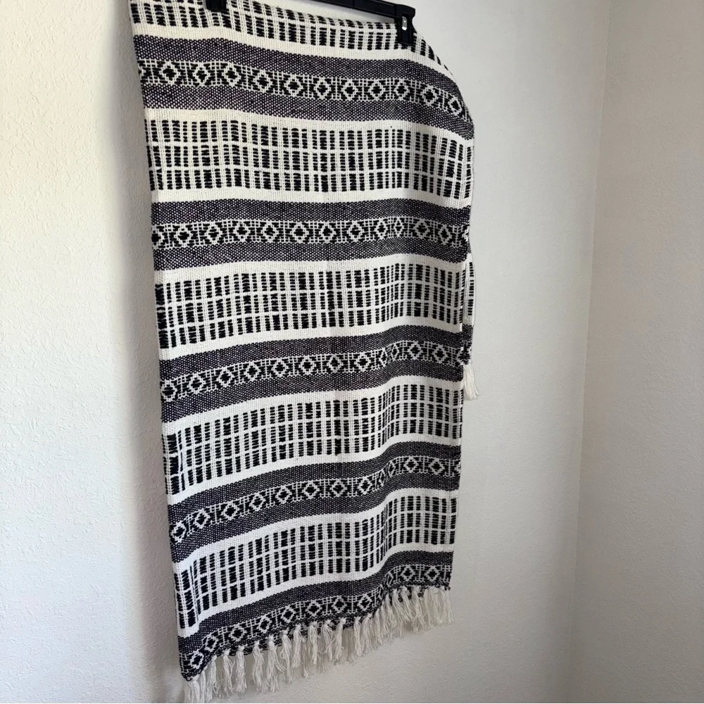 Black and White Patterned cotton throw‎ 60 x 50 inches long with fringe